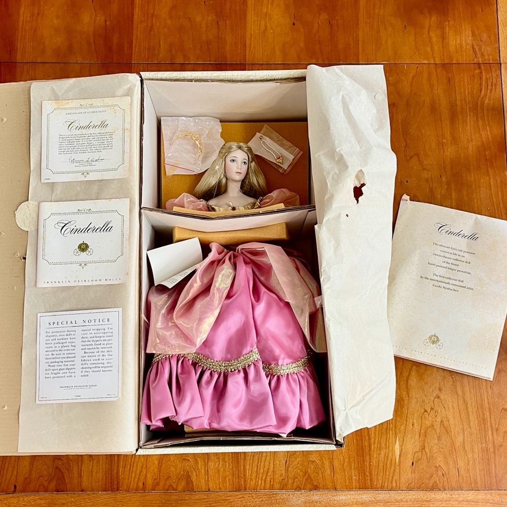 NWT Franklin Heirlooms Vintage 1987 Cinderella Collectible Doll w/Certificates.